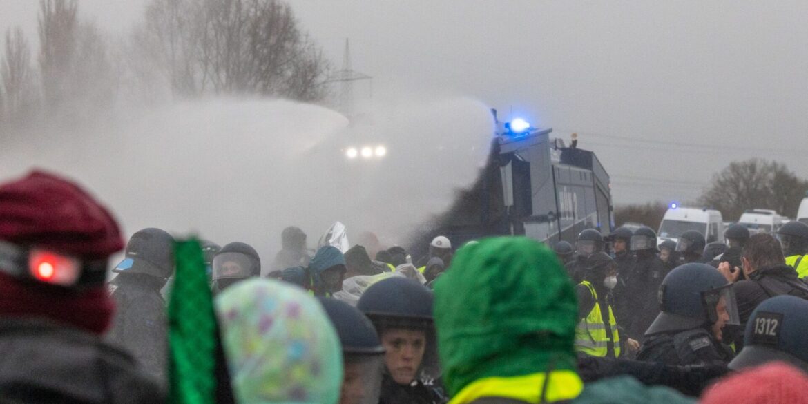 Die Polizei setzt Wasserwerfer gegen Demonstranten ein, die die B429 nahe der Lahnbrücke blockieren.