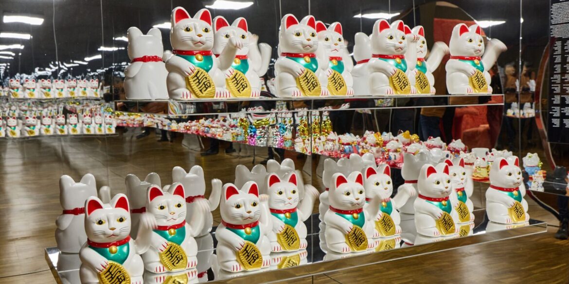 Miau wir sind Kultur! Winkekatzen stehen in der Sonderausstellung "Katzen!" im Hamburger Museum MARKK.