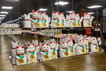 Miau wir sind Kultur! Winkekatzen stehen in der Sonderausstellung "Katzen!" im Hamburger Museum MARKK.
