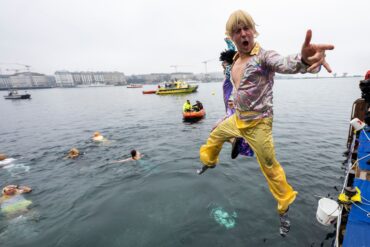 Ab ins kühle Nass  - Teilnehmer des 87. jährlichen Weihnachtsschwimmens «Coupe de Noel» springen in den Genfer See. Mehr als 4200 Männer und Frauen schwammen die 100 Meter beim traditionellen Weihnachtsschwimmen in Genf bei einer Wassertemperatur von 8,8 Grad Celsius.