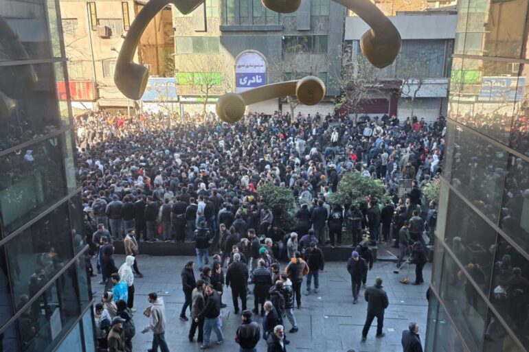 Die Proteste hatten am Sonntag begonnen, nachdem die Landeswährung Rial innerhalb weniger Stunden auf ein neues Rekordtief gefallen war. (Archivbild)
