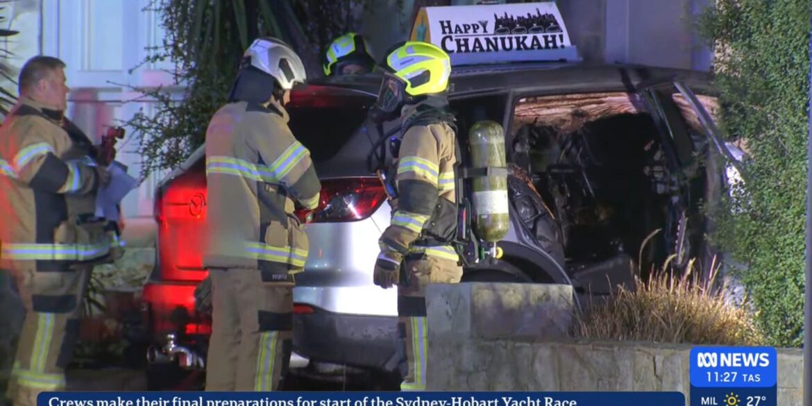 Das Auto des Rabbiners stand in der Einfahrt vor seinem Haus.
