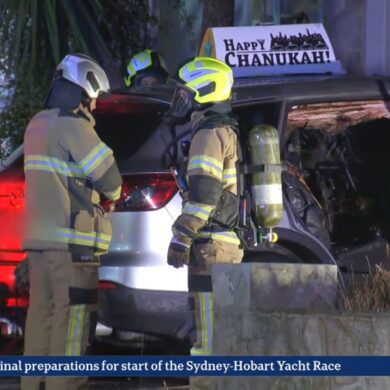 Das Auto des Rabbiners stand in der Einfahrt vor seinem Haus.