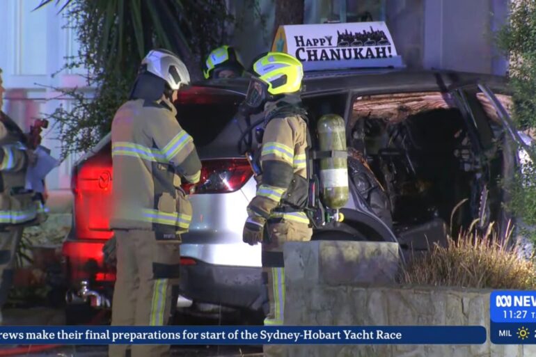 Das Auto des Rabbiners stand in der Einfahrt vor seinem Haus.