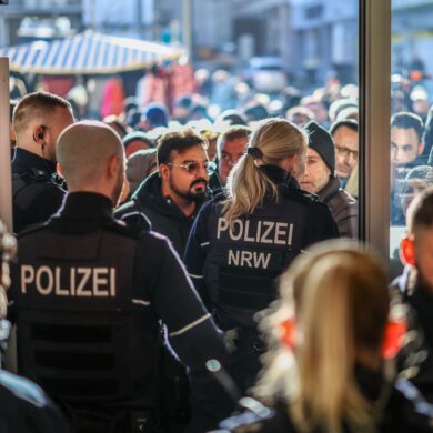 Polizeieinsatz an der Sparkassenfiliale in Gelsenkirchen-Buer. Eine große Menschenmenge versammelte sich vor der Filiale.
