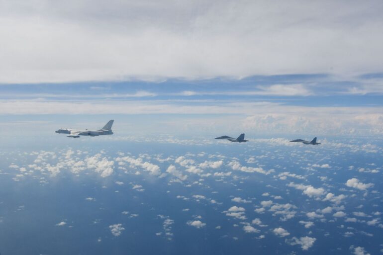 Kampfflugzeuge der chinesischen Volksbefreiungsarmee während einer gemeinsamen Kampfübung. China hat ein neues Manöver um Taiwan gestartet. (Archivbild).