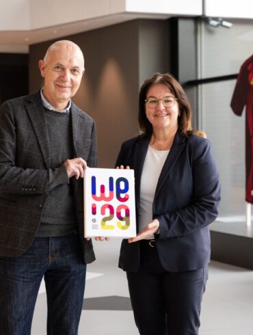 Die DFB-Spitzenfunktionäre Bernd Neuendorf und Heike Ullrich dürfen sich über den Zuschlag für die EM 2029 freuen. (Archivbild)