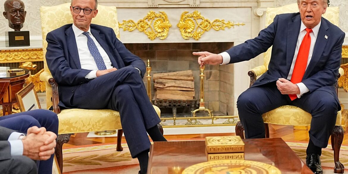 Sieht in europäischen Spitzenpolitikern wie Friedrich Merz offensichtlich eine indirekte Gefahr für amerikanische Interessen: US-Präsident Donald Trump. (Archivbild)
