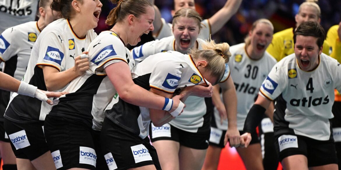 Deutschlands Spielerinnen um Kapitänin Antje Döll (Gesicht im Trikot vergraben) haben die Sensation gegen Frankreich geschafft.
