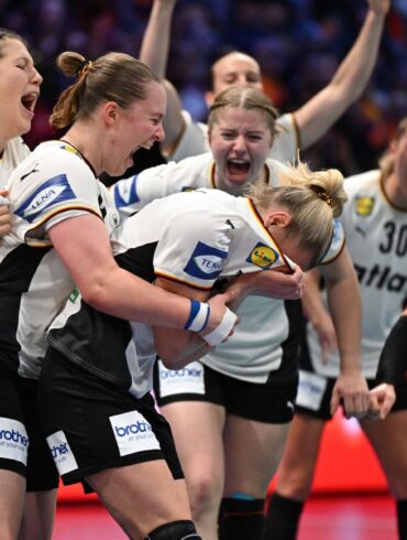 Deutschlands Spielerinnen um Kapitänin Antje Döll (Gesicht im Trikot vergraben) haben die Sensation gegen Frankreich geschafft.
