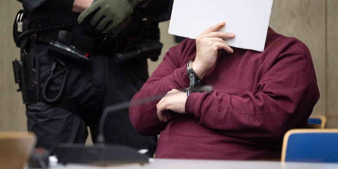 Bei der Fahrt Anfang März war der Angeklagte laut Staatsanwaltschaft gezielt auf Menschen zugefahren. Eine 83-jährige Frau und ein 54-jähriger Mann wurden getötet.