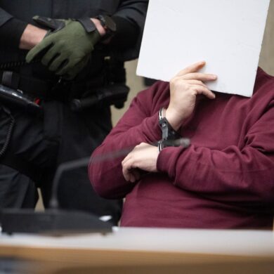Bei der Fahrt Anfang März war der Angeklagte laut Staatsanwaltschaft gezielt auf Menschen zugefahren. Eine 83-jährige Frau und ein 54-jähriger Mann wurden getötet.