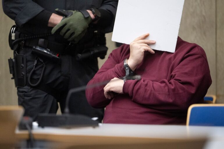 Bei der Fahrt Anfang März war der Angeklagte laut Staatsanwaltschaft gezielt auf Menschen zugefahren. Eine 83-jährige Frau und ein 54-jähriger Mann wurden getötet.