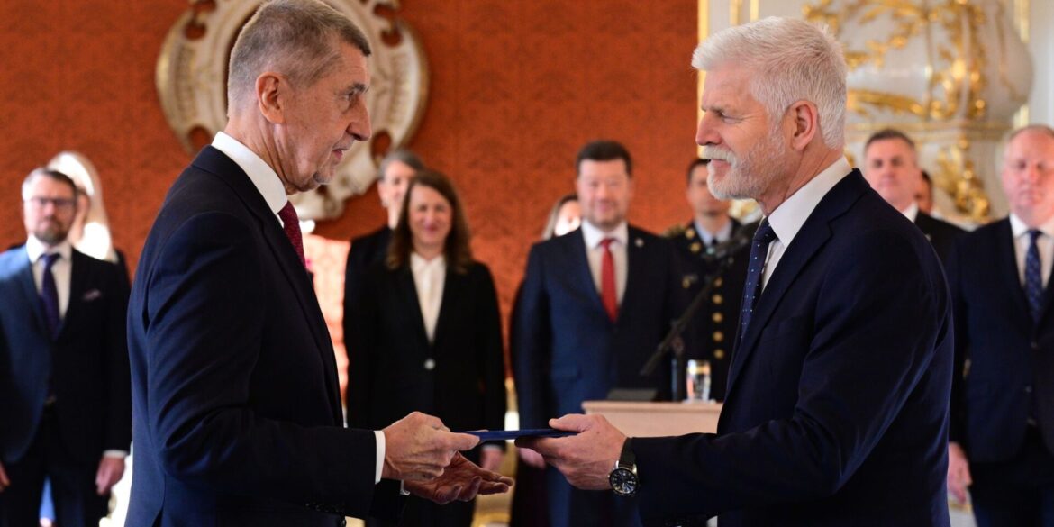 Der tschechische Präsident Petr Pavel (r) ernennt Andrej Babis zum neuen Ministerpräsidenten.