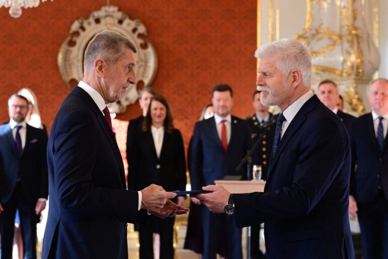 Der tschechische Präsident Petr Pavel (r) ernennt Andrej Babis zum neuen Ministerpräsidenten.