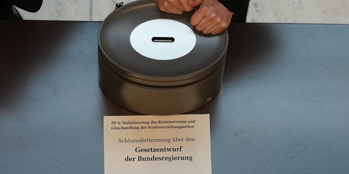 Drei Optionen hatten die Bundestagsabgeordneten bei ihrer Entscheidung über das Rentengesetz: Ja - Nein - Enthaltung.
