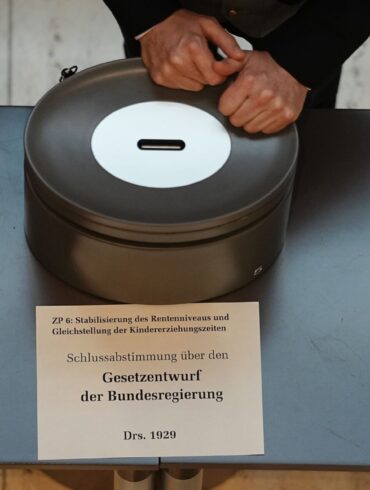 Drei Optionen hatten die Bundestagsabgeordneten bei ihrer Entscheidung über das Rentengesetz: Ja - Nein - Enthaltung.