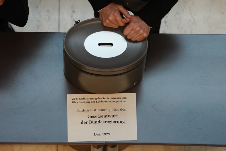 Drei Optionen hatten die Bundestagsabgeordneten bei ihrer Entscheidung über das Rentengesetz: Ja - Nein - Enthaltung.