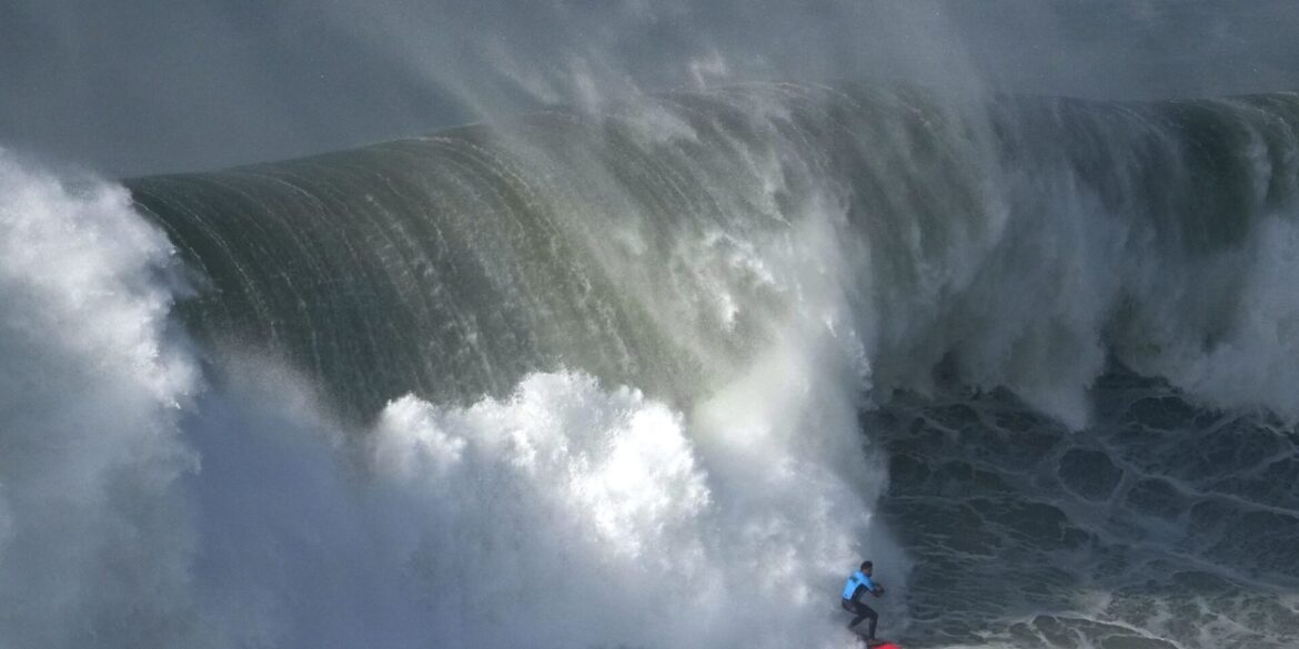Die perfekte Welle: Der chilenische Surfer Rafael Tapia zeigt sein Können beim Surfturnier «Nazare Big Wave Challenge» in Portugal.