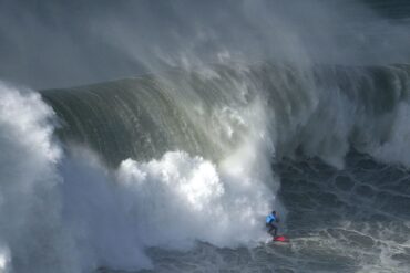 Die perfekte Welle: Der chilenische Surfer Rafael Tapia zeigt sein Können beim Surfturnier «Nazare Big Wave Challenge» in Portugal.
