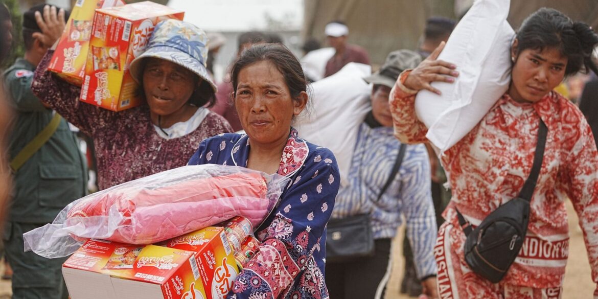 Evakuierte haben in der Provinz Oddar Meanchey im Norden Kambodschas Lebensmittel erhalten.