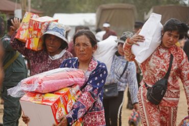 Evakuierte haben in der Provinz Oddar Meanchey im Norden Kambodschas Lebensmittel erhalten.