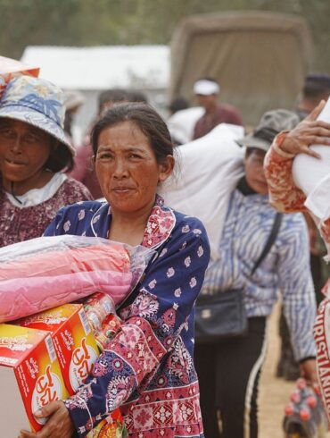Evakuierte haben in der Provinz Oddar Meanchey im Norden Kambodschas Lebensmittel erhalten.