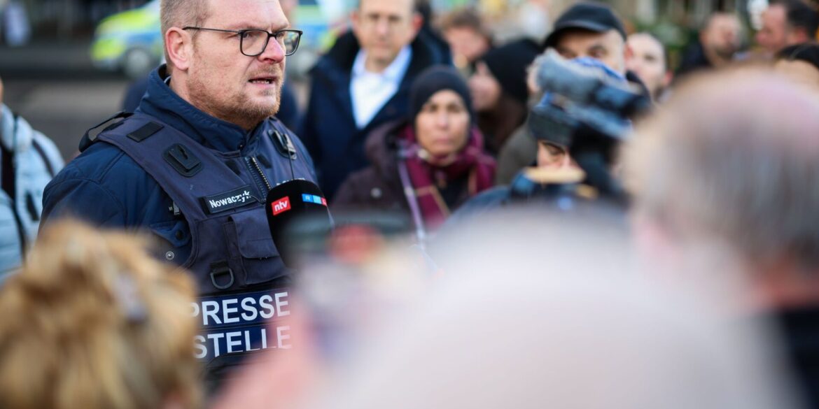 Die Ermittler prüfen Videosequenzen aus einem angrenzenden Parkhaus mit maskierten Personen und zwei Fahrzeugen.