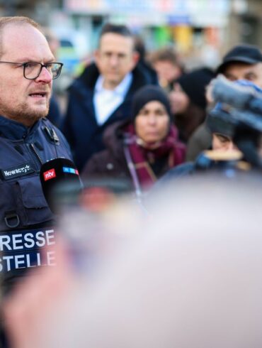Die Ermittler prüfen Videosequenzen aus einem angrenzenden Parkhaus mit maskierten Personen und zwei Fahrzeugen.