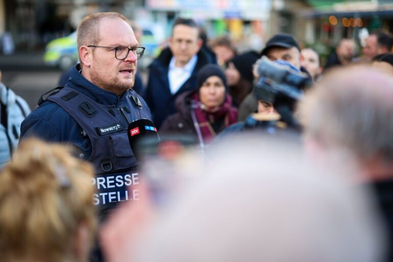 Die Ermittler prüfen Videosequenzen aus einem angrenzenden Parkhaus mit maskierten Personen und zwei Fahrzeugen.