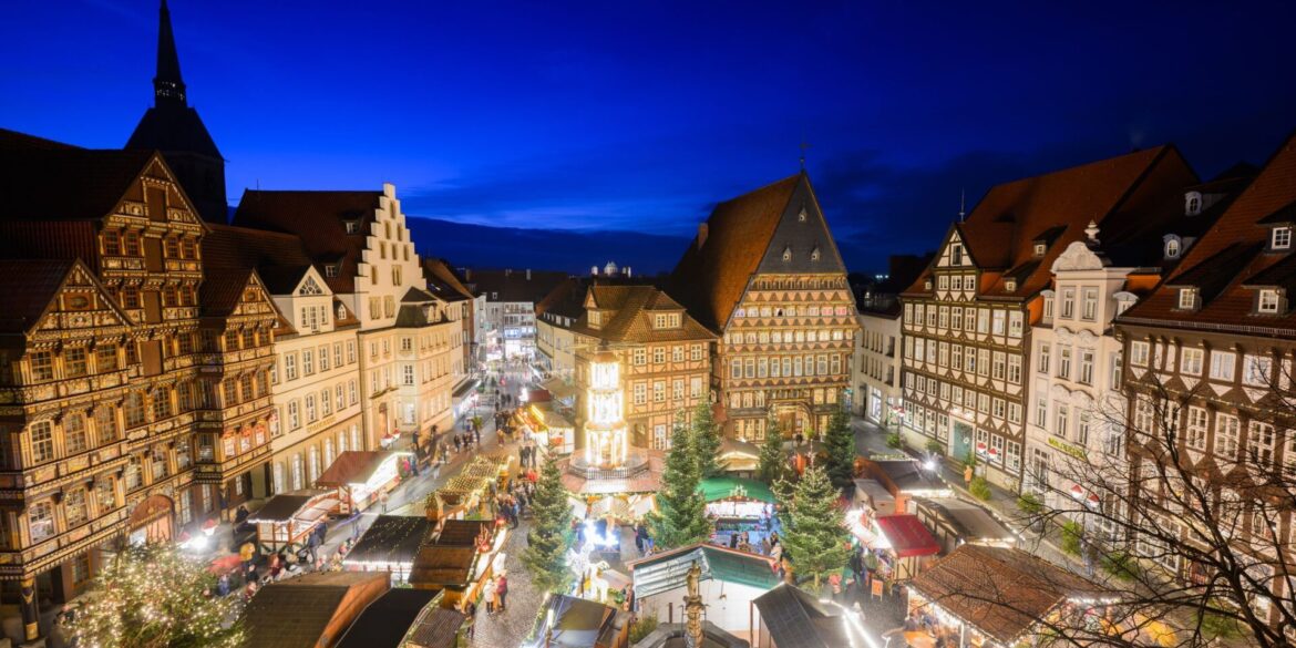 Lichter leuchten auf dem Hildesheimer Weihnachtsmarkt auf dem historischen Marktplatz mit dem Knochenhaueramtshaus.