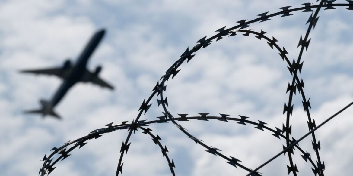 Erstmals seit Beginn des syrischen Bürgerkriegs hat die Bundesregierung einen verurteilten Straftäter nach Syrien abgeschoben.