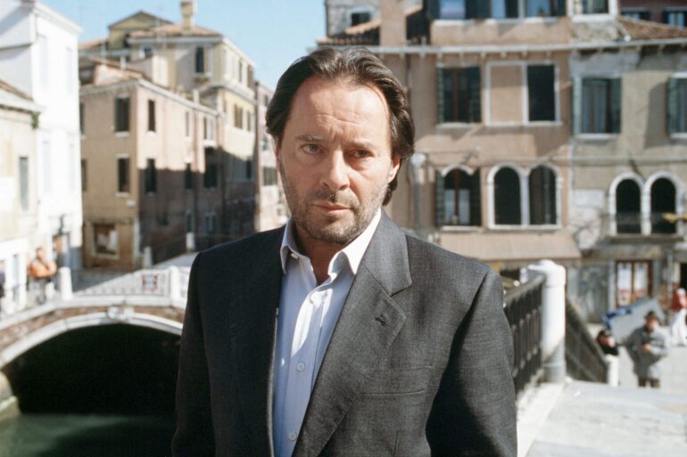 Als Commissario Brunetti löste Kockisch Kriminalfälle in der malerischen Kulisse von Venedig.