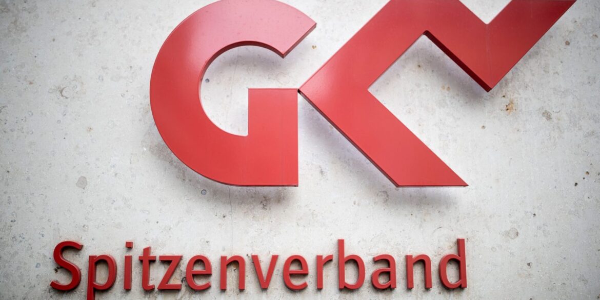 Der GKV-Spitzenverband, Vertreter der gesetzlichen Krankenkassen, streitet mit dem Bund um Milliardenkosten für Bürgergeldempfänger. (Archivbild)