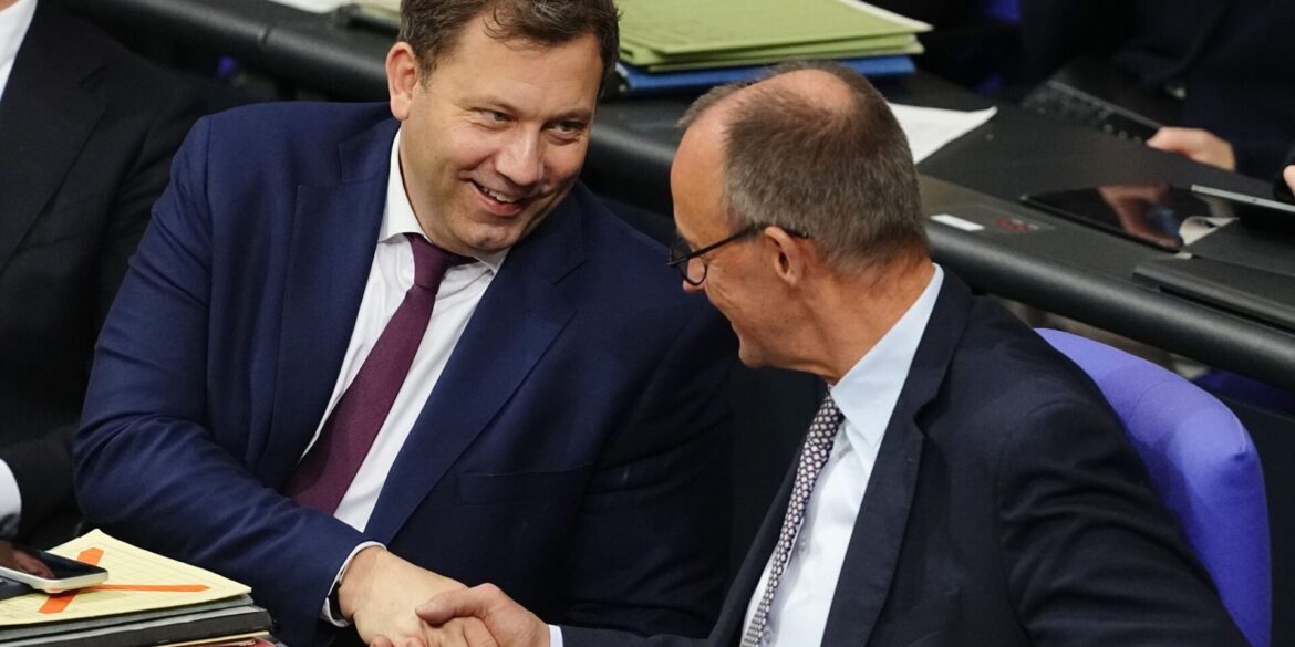 Finanzminister Klingbeil und Bundeskanzler Merz haben Grund zur Freude. Der Bundestag hat das Rentengesetz mit absoluter Mehrheit verabschiedet.