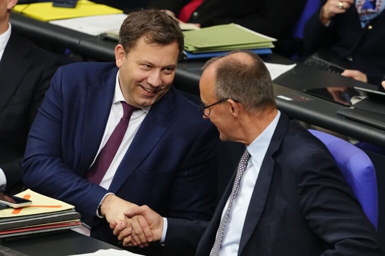 Finanzminister Klingbeil und Bundeskanzler Merz haben Grund zur Freude. Der Bundestag hat das Rentengesetz mit absoluter Mehrheit verabschiedet.