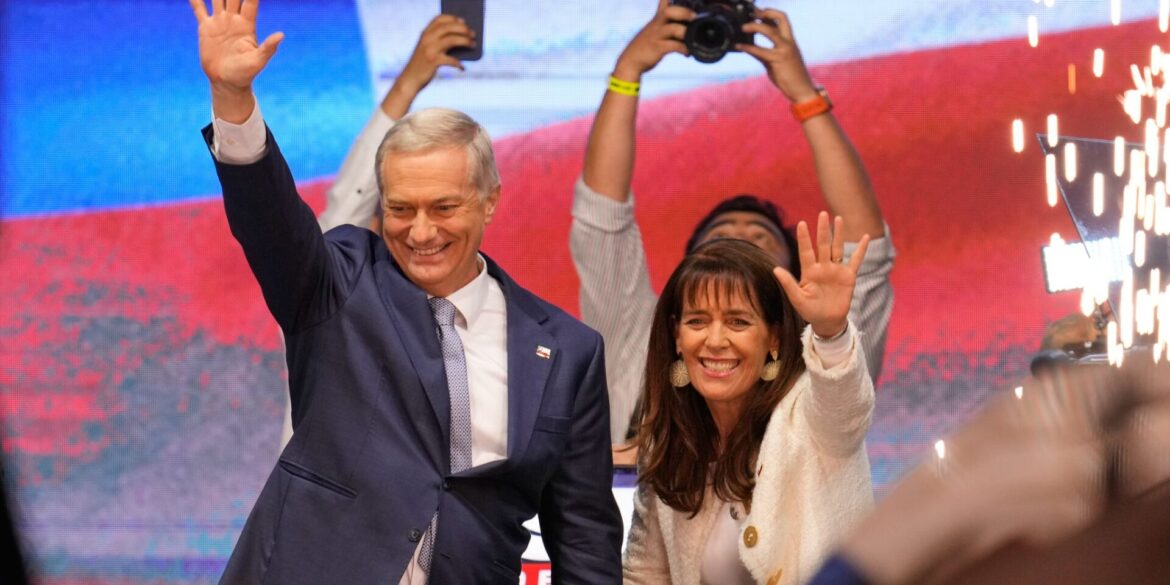 Der deutschstämmige Rechtspolitiker José Antonio Kast hat die Stichwahl für sich entschieden.