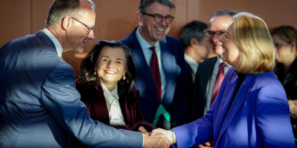 Kanzler Merz und Ministerin Bas wirken im Kabinett zufrieden.