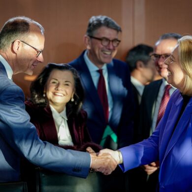 Kanzler Merz und Ministerin Bas wirken im Kabinett zufrieden.