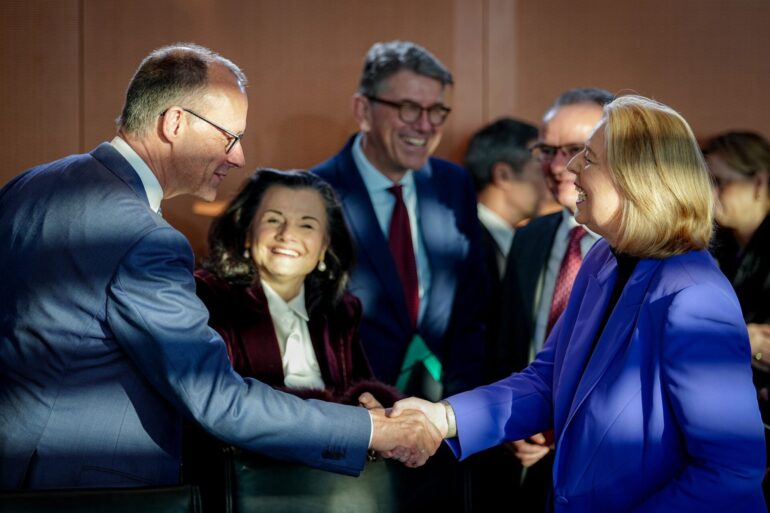 Kanzler Merz und Ministerin Bas wirken im Kabinett zufrieden.
