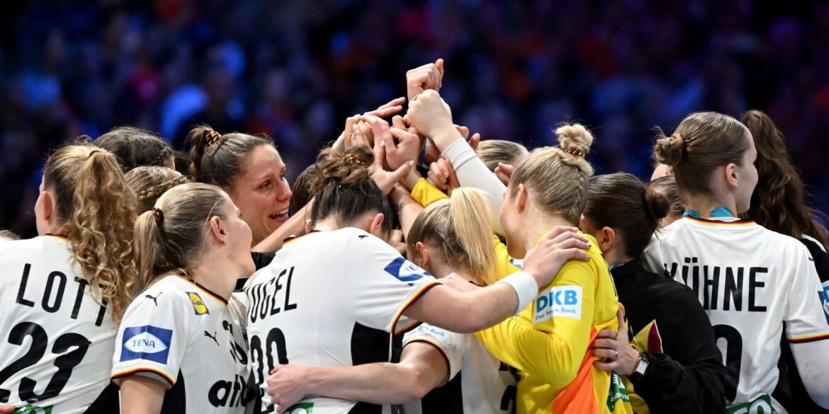 Deutschlands Handballerinnen kehren mit WM-Silber nach Hause zurück.