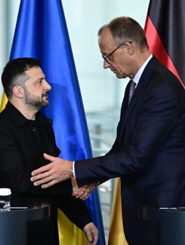Kanzler Friedrich Merz (CDU, r.) will den ukrainischen Präsidenten Wolodymir Selenskyj am Montag in Berlin empfangen.