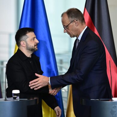 Kanzler Friedrich Merz (CDU, r.) will den ukrainischen Präsidenten Wolodymir Selenskyj am Montag in Berlin empfangen.