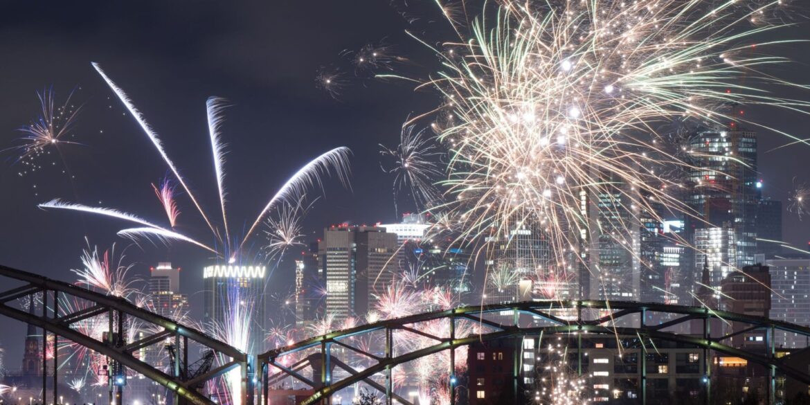 Gut jeder fünfte Bundesbürger will laut einer neuen Umfrage zum Jahreswechsel privates Feuerwerk zünden. (Archivbild)