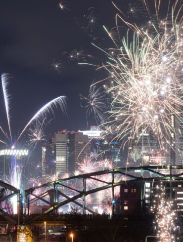 Gut jeder fünfte Bundesbürger will laut einer neuen Umfrage zum Jahreswechsel privates Feuerwerk zünden. (Archivbild)