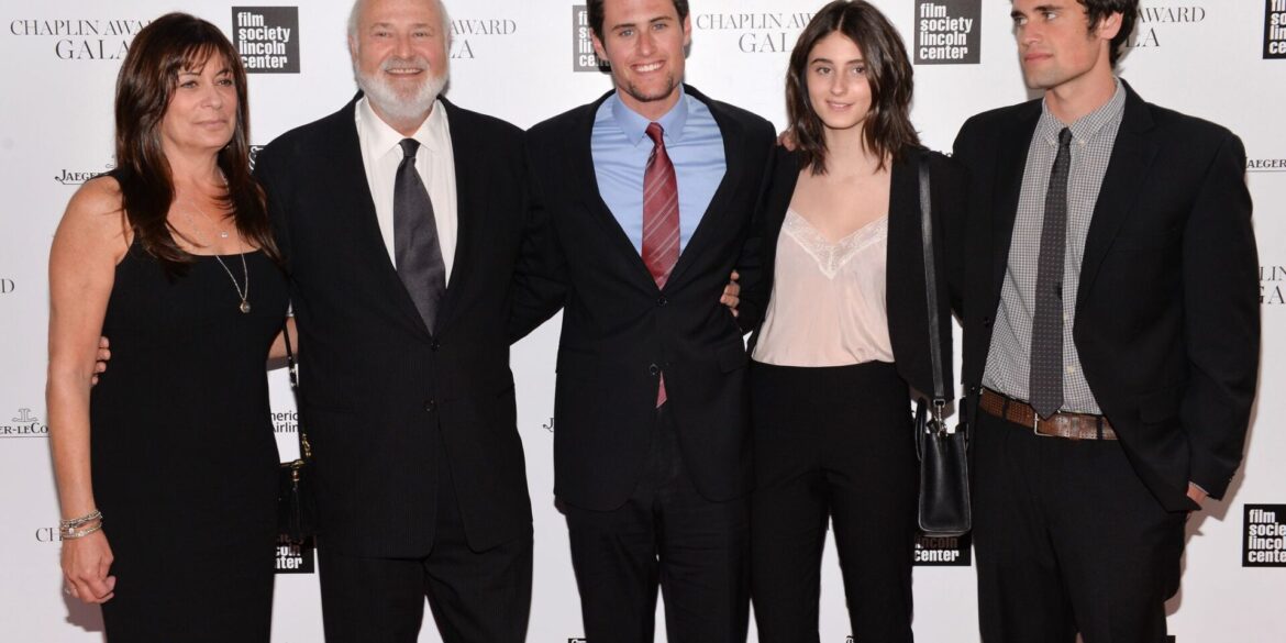 Rob Reiner und Ehefrau Michele (links) sind tot - Nick Reiner (ganz rechts) ist unter Mordverdacht in Haft. (Archivbild)