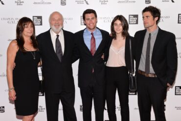 Rob Reiner und Ehefrau Michele (links) sind tot - Nick Reiner (ganz rechts) ist unter Mordverdacht in Haft. (Archivbild)