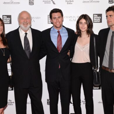 Rob Reiner und Ehefrau Michele (links) sind tot - Nick Reiner (ganz rechts) ist unter Mordverdacht in Haft. (Archivbild)