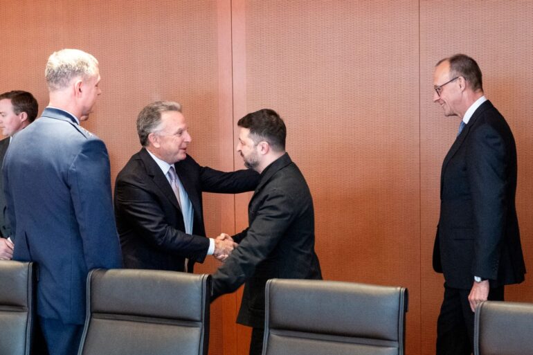 Bei der Begrüßung war Kanzler Friedrich Merz (CDU) noch zugegen. Anschließend zog er sich zurück.
