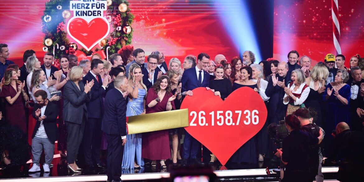 Die Spendensumme der Spenden-Gala "Ein Herz für Kinder» am Ende der Sendung wird präsentiert.